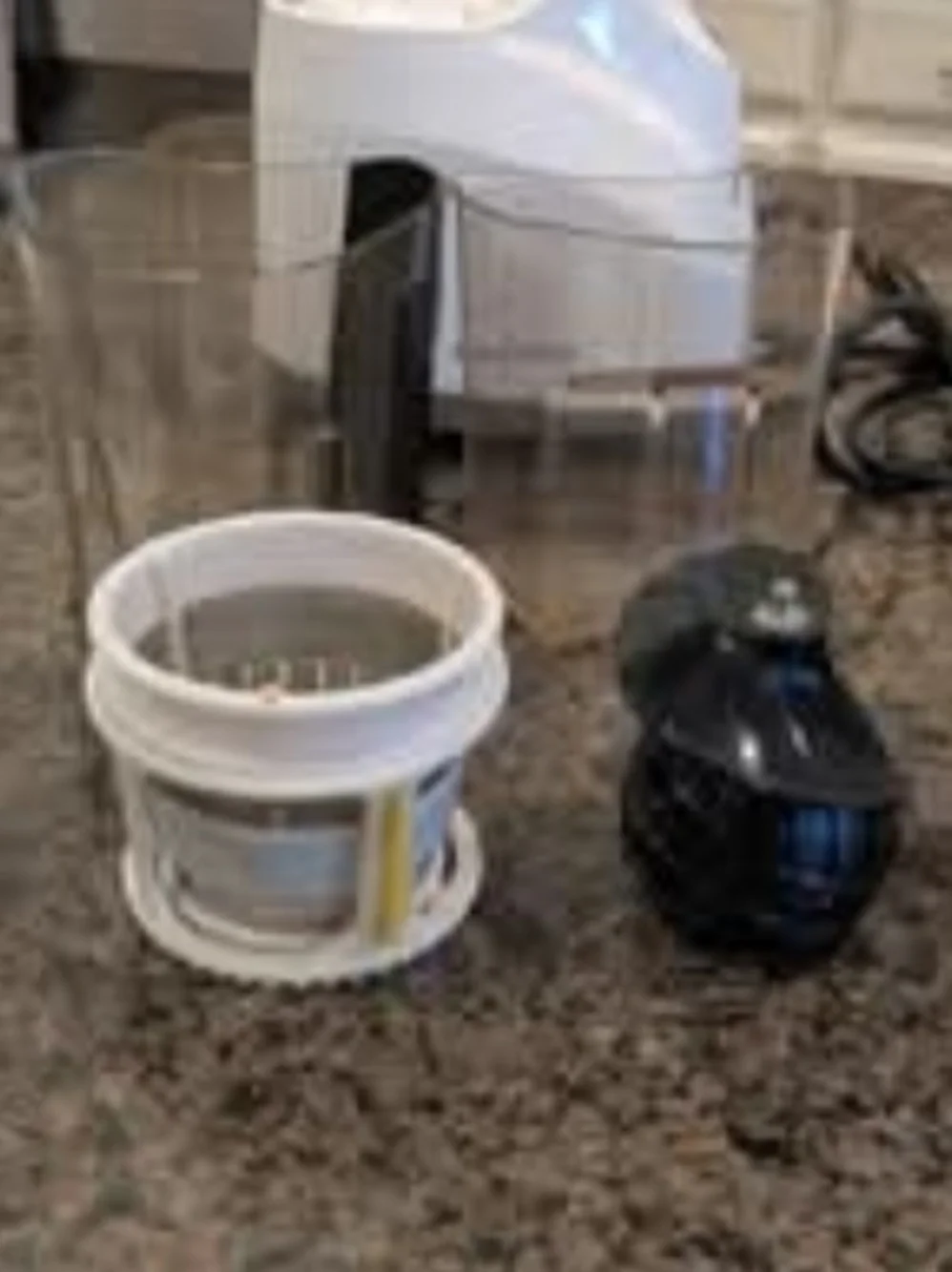 White Hurom Cold Press Juicer with Juicing Cookbooks
